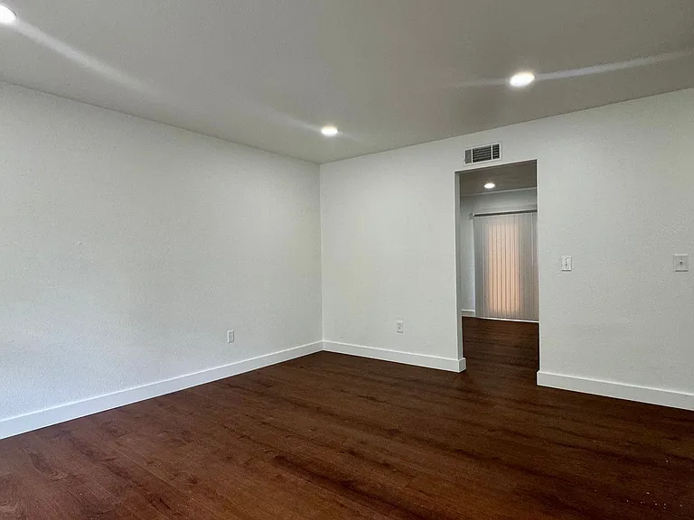 16 Ventura Blvd — Photo 2