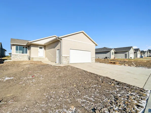 1704 E 70th St N, Sioux Falls, SD 57104