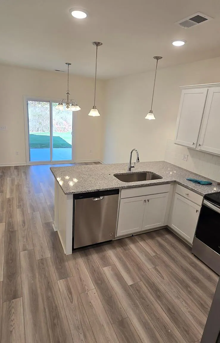 4 bed, 1930 sqft, $2,100 — Photo 4