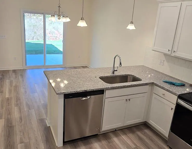 1098 Silverbend Trl — Photo 4