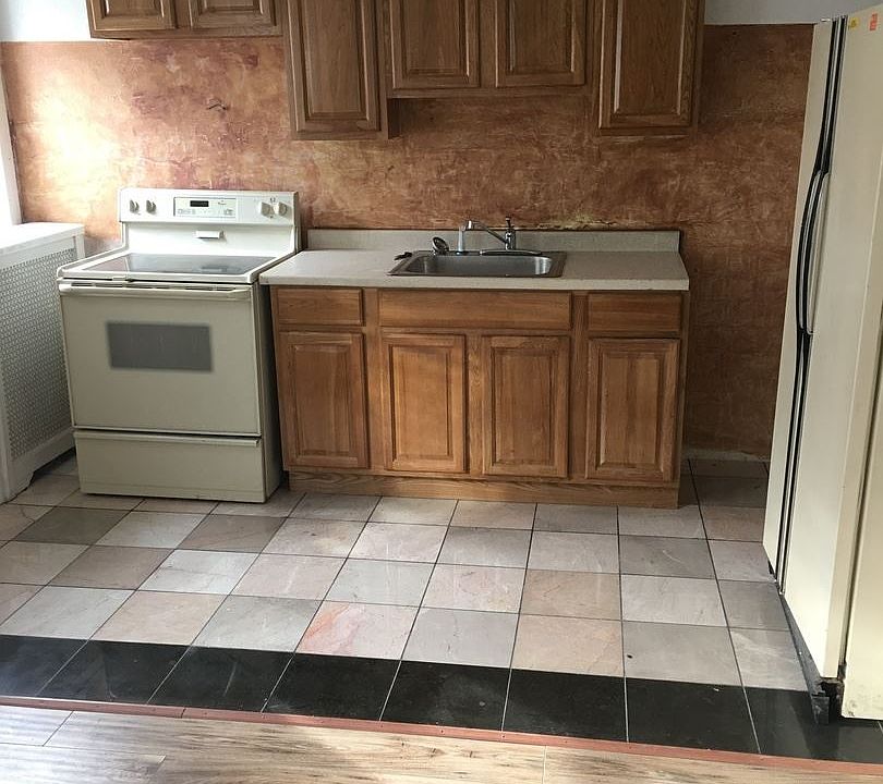 2nd image of 932 E Price St