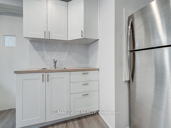 5th image of 661 Huron St #105