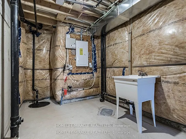 140 Aquasanta Cres — Photo 34