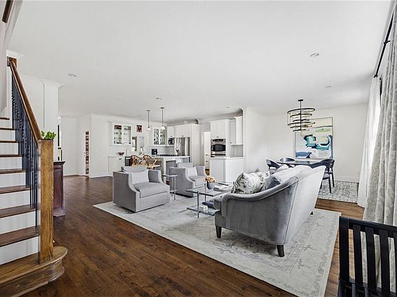 4th image of 220 Mount Vernon Dr