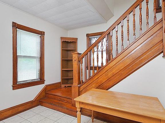 Entryway/Stairs