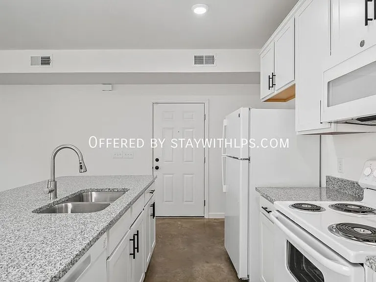 1571 Court Ave #102 — Photo 7