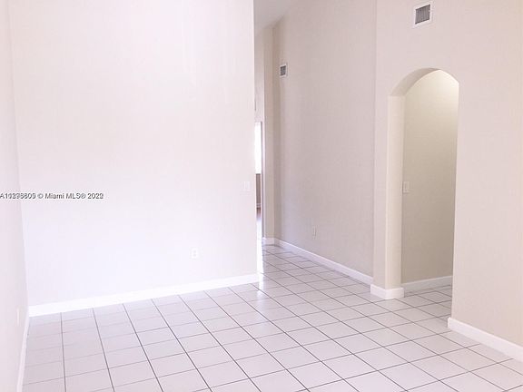 4th image of 2826 SE 16th Pl Unit 202