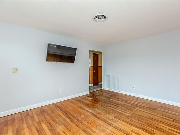 5th image of 39 Irving St