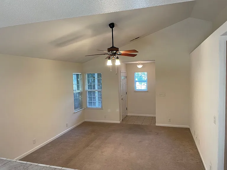 66 N Valley Ct — Photo 3