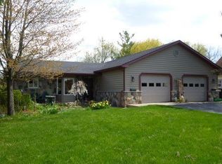 426 E Shore Dr, Whitmore Lake, MI