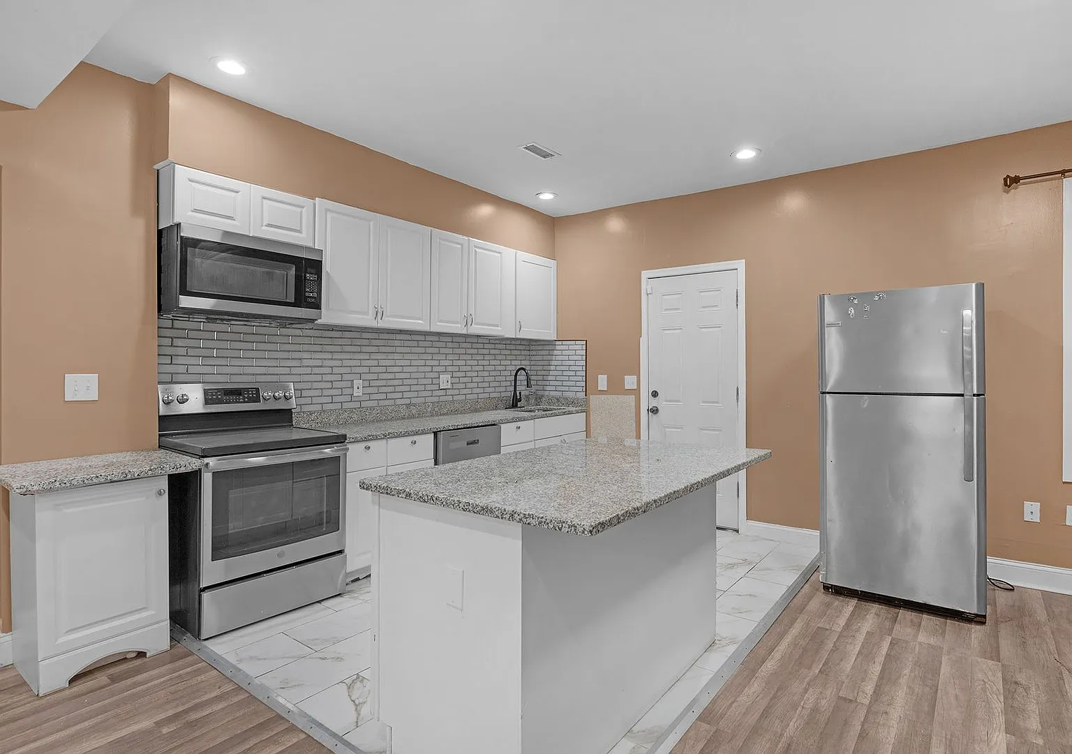 3 bedroom 1.5 bathroom in Central Park Heights - Poor Credit Considered — Photo 3