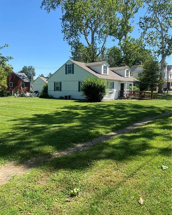 2nd image of 223 E Wood St