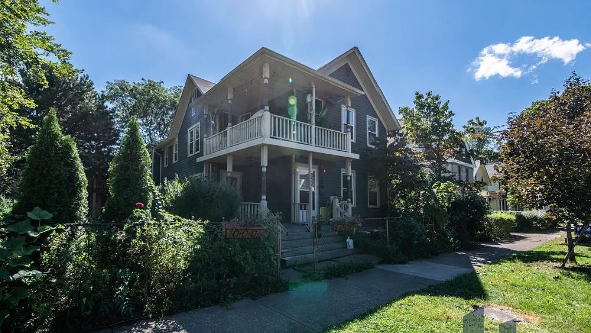 3 bed, 1200 sqft, $1,750 — Photo 1