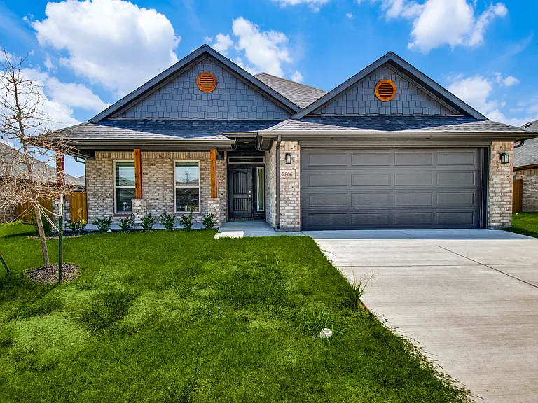 2806 Clover Dr — Photo 1