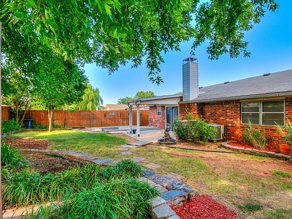 3rd image of 1008 Oakwood Dr