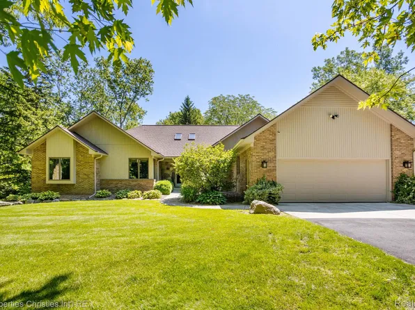 9293 Brookville Rd, Plymouth, MI 48170