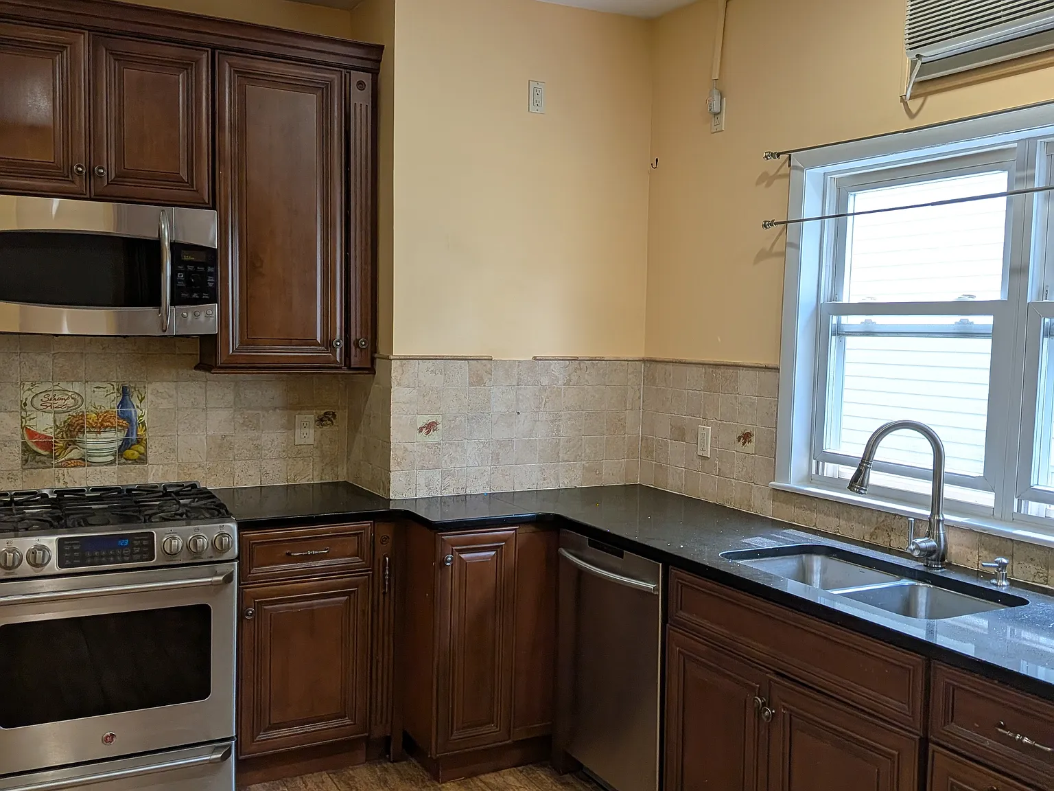 3 bed, 1000 sqft, $3,000 — Photo 3