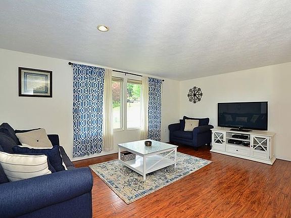 3rd image of 9579 Saratoga Dr