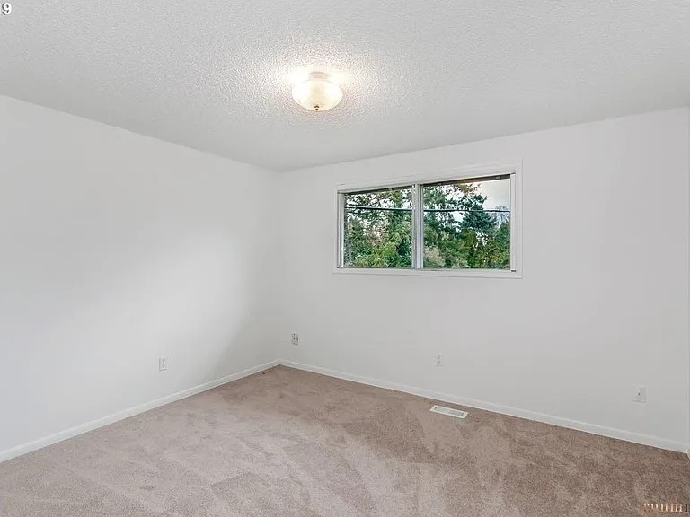 8205 SW Laurel St — Photo 11