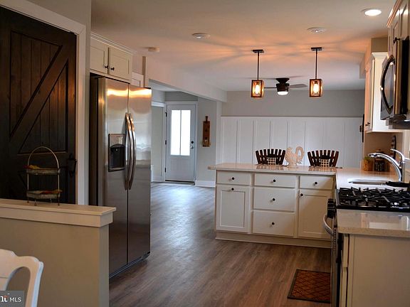 3rd image of 9 Village Ct