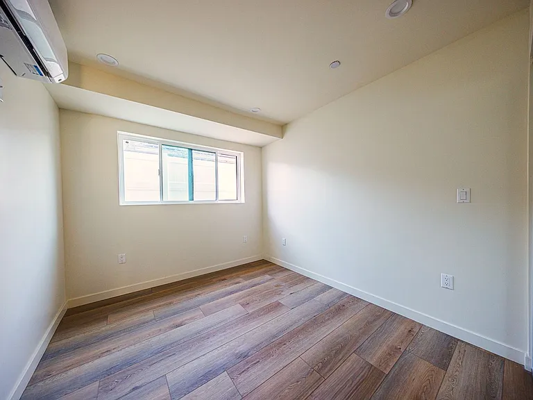 5933 Comey — Photo 12