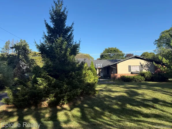 7335 Coach Ln, West Bloomfield, MI 48322