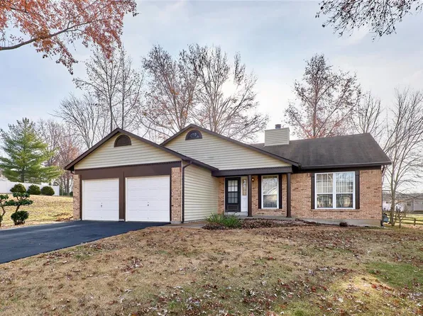 1387 Southgate Dr, Saint Peters, MO 63304