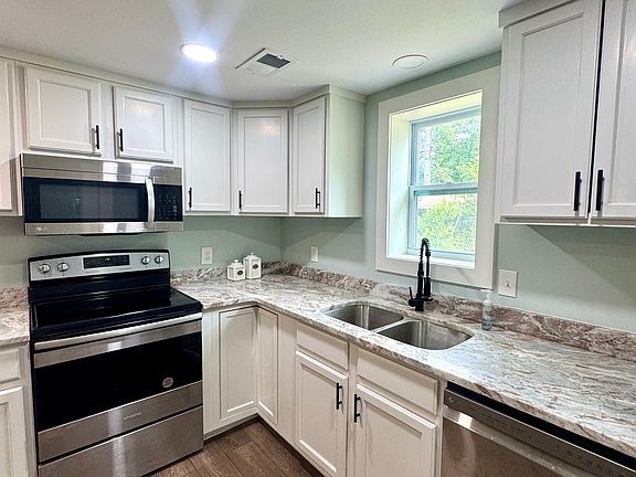 5th image of 896 S Lake Dr