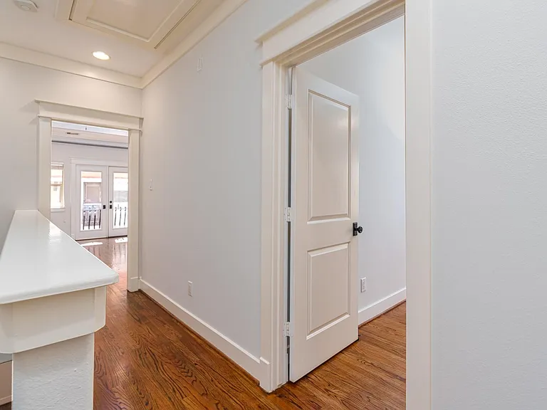 225 Knox St — Photo 18