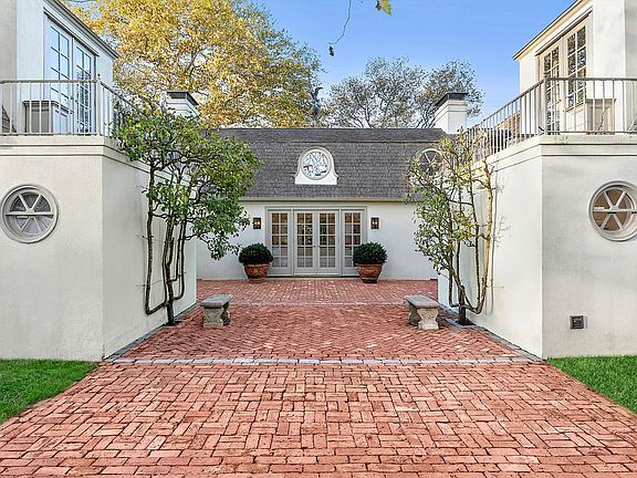 3rd image of 80 Wyandanch Ln