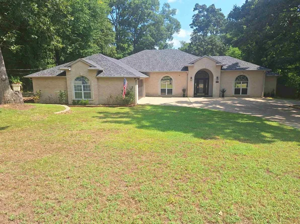 1804 W Lake Dr, Gladewater, TX 75647