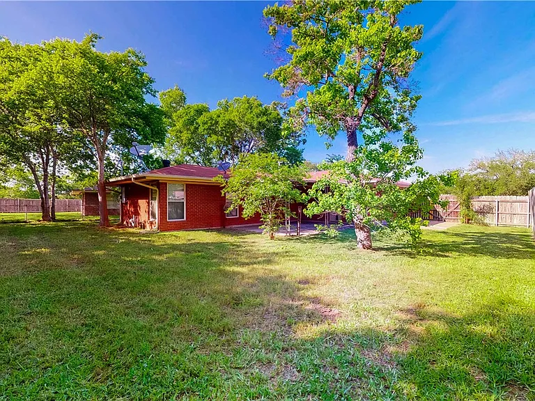 2104 Elmwood Dr — Photo 37