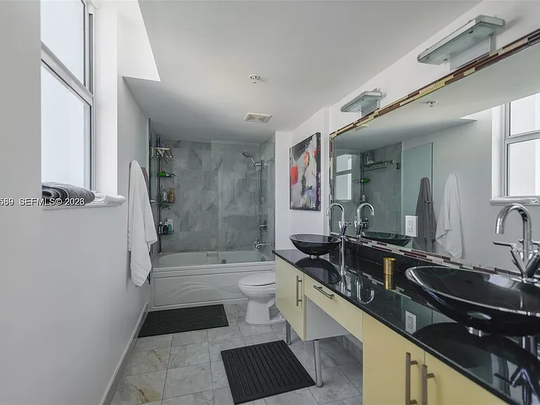 31 SE 5th St #3002 — Photo 10