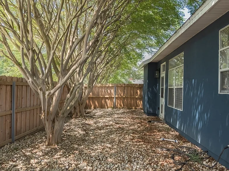 1301 E Cross St — Photo 25