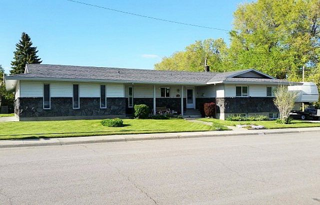 1st image of 1060 Iona St