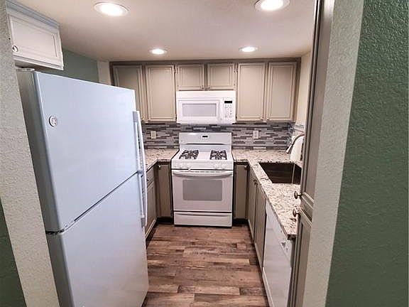 5th image of 1909 Desert Falls Ct Unit 202