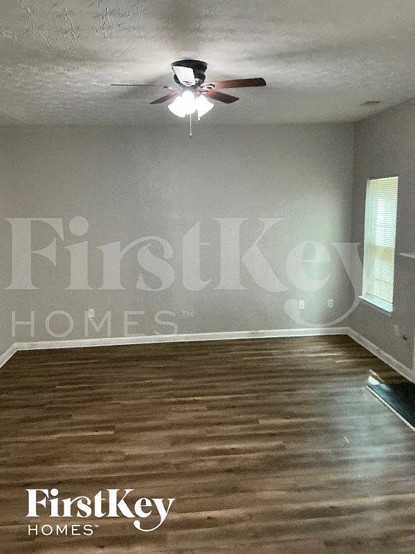 4 bed, 2.5 bath, 2037 sqft, $2,385 — Photo 3
