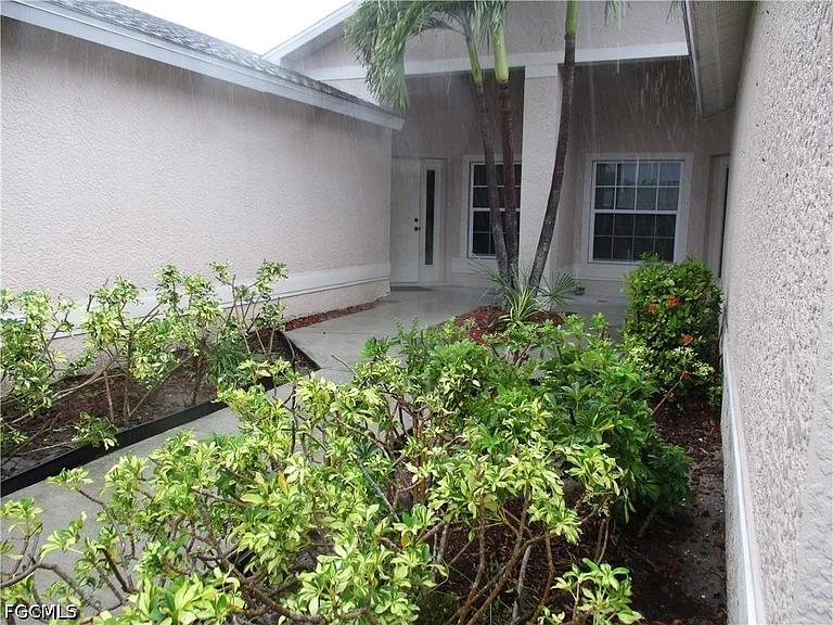 4330 SW 7th Pl — Photo 2