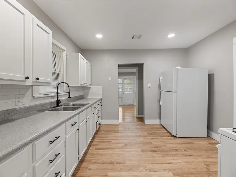 119 S Custer Ave — Photo 5