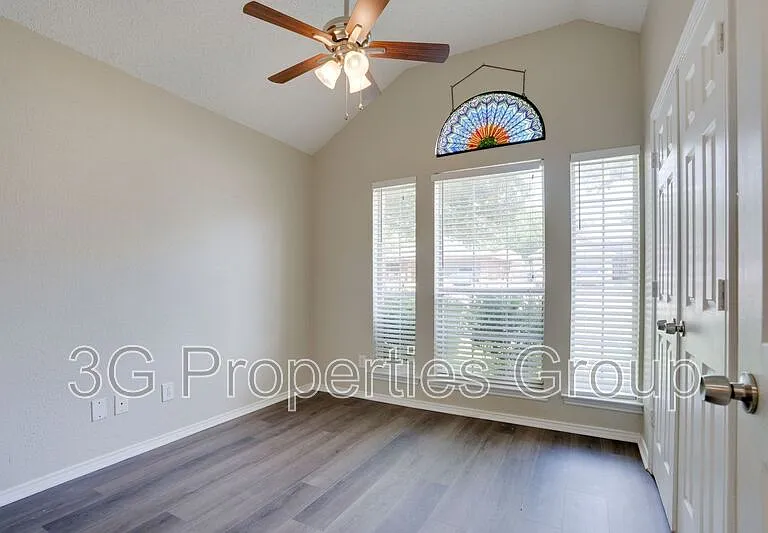 215 Linda St — Photo 18