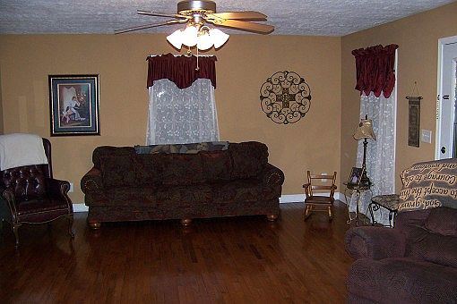 4th image of 107 W Green Hills Dr