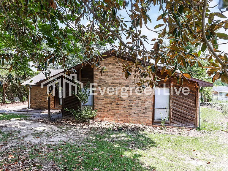 2686 Barclay St — Photo 2