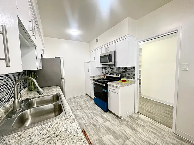 Occidental Towers Apartments — Photo 159