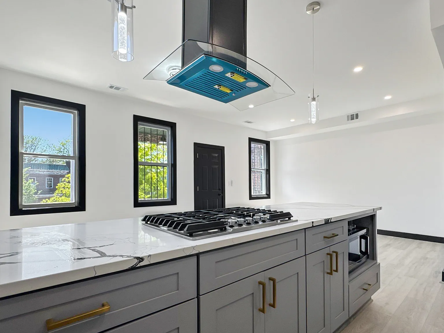 Spacious 2BR/2BA Apartment with Modern Finishes — Photo 4