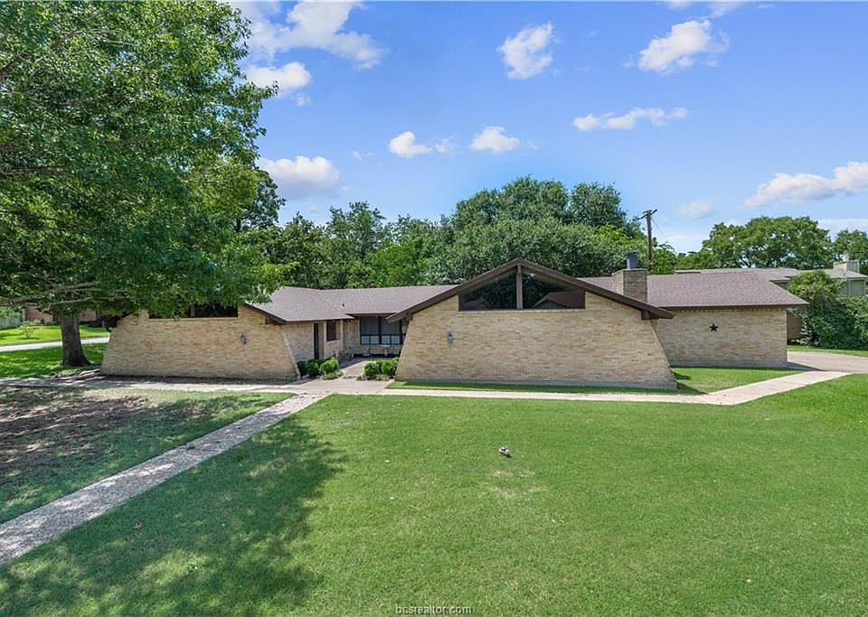 1st image of 2701 Broadmoor Dr