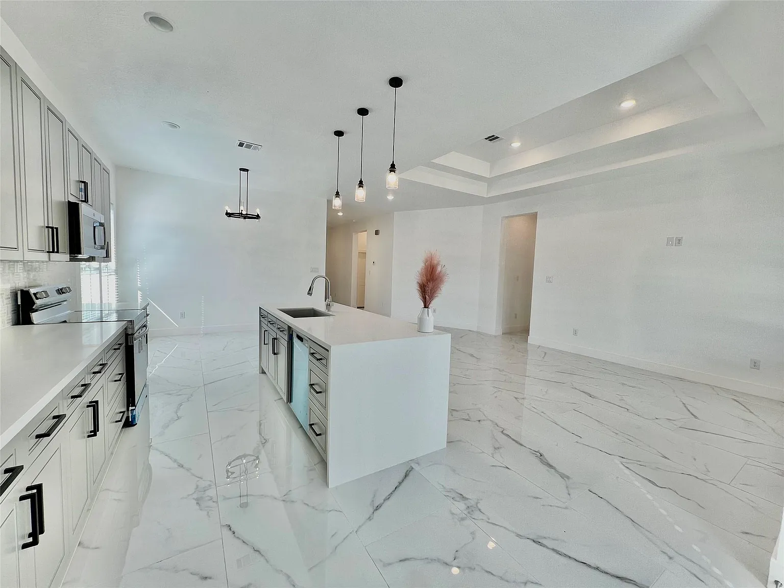 4 bed, 2.0 bath, 2030 sqft, $2,500 — Photo 3
