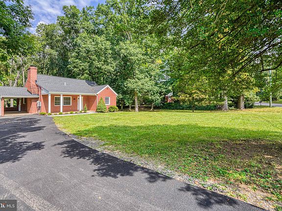 4th image of 832 Berrymans Ln