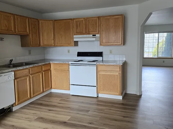 332 NW 17th St #4, Redmond, OR 97756