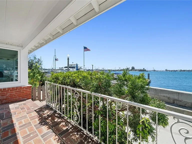 112 S Bay Front — Photo 37
