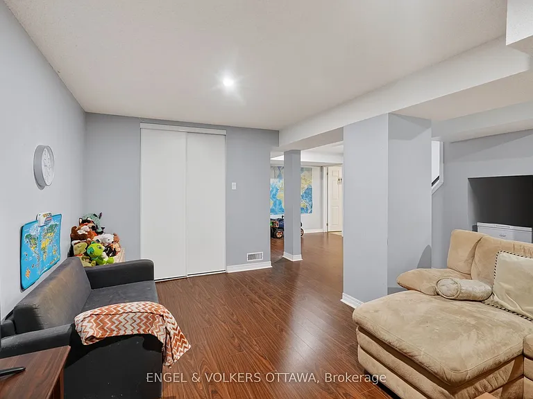 1033 Como Cres — Photo 24